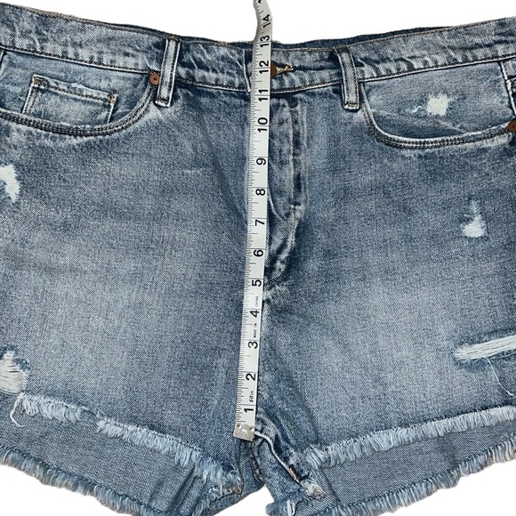 {Blank NYC Denim Button Up Distressed Cut Off Shorts Size 32} - Picture 11 of 12